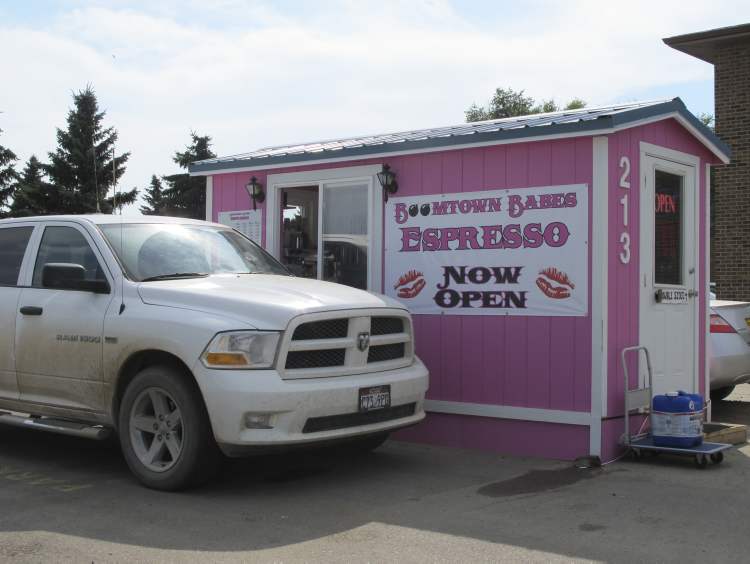 BARTLEY KIVES / WINNIPEG FREE PRESS
Small espresso shacks catering to oil workers in pickup trucks have popped up in Williston parking lots.