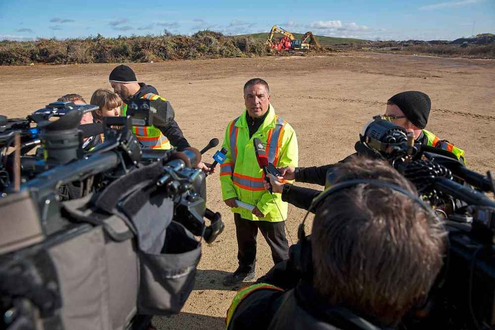MIKE DEAL / WINNIPEG FREE PRESS
Michael Gordichuk, the City’s Manager of Solid Waste, talks to media while crews at the Brady Road Resource Management Facility process some of the 1,774 tonnes of wood waste that has been dropped off in the cleanup from the winter storm.