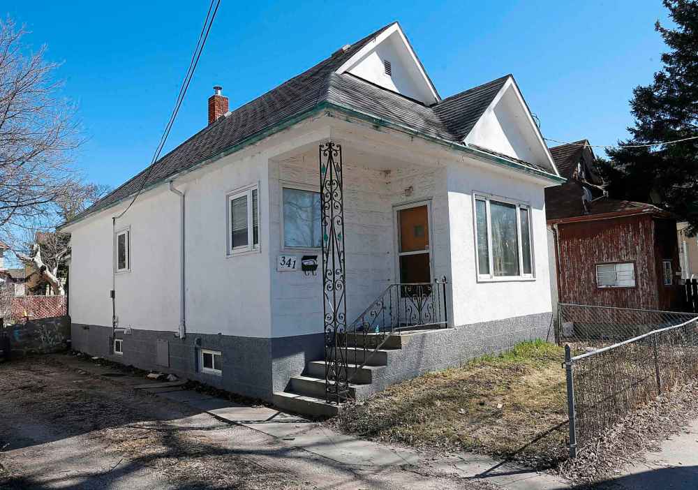 WAYNE GLOWACKI / WINNIPEG FREE PRESS FILES
The house at 341 Burrows Ave where police believe Christine Wood was murdered.
