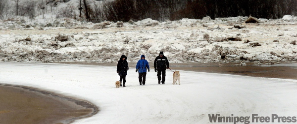 PHIL HOSSACK / WINNIPEG FREE PRESS
Residents of the RM of St. Andrews walk along Red River Drive in front of a huge ice jam that has caused the Red River to overflow its banks.