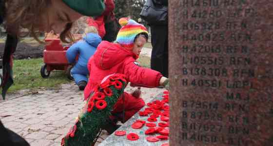 Ruth Bonneville / Winnipeg Free PressFive-year-old Ollie Cumming places a poppy on a memorial stone at Vimy Ridge Park honouring the soldiers who lost their lives.