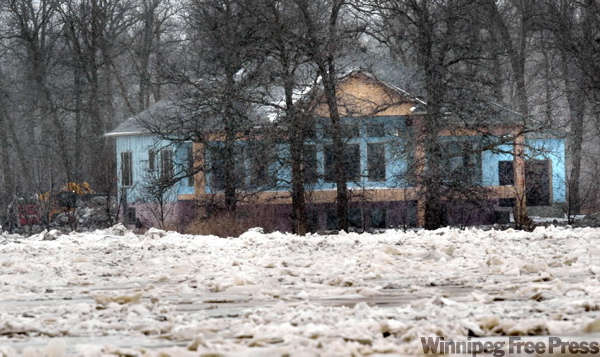 PHIL HOSSACK / WINNIPEG FREE PRESS
A new home still under construction is threatened by the ice jam on the Red River near Lockport. This house is on the Henderson Highway side of the river.