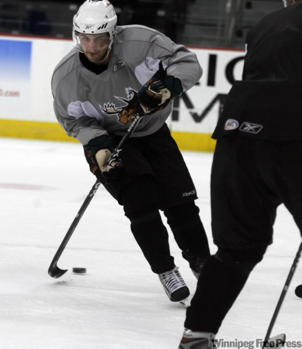 MIKE.APORIUS@FREEPRESS.MB.CA
Eric Walsky drops back with the puck during an optional skate Thursday for the Manitoba Moose.