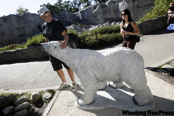MIKE.APORIUS@FREEPRESS.MB.CA
Riley Sawka and Kylie Newman check out a statue of Debby Thursday at the Assiniboine Park Zoo. Debby died in 2008 as the oldest polar bear in captivity.