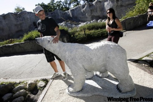 MIKE.APORIUS@FREEPRESS.MB.CA
Riley Sawka and Kylie Newman check out a statue of Debby Thursday at the Assiniboine Park Zoo. Debby died in 2008 as the oldest polar bear in captivity.