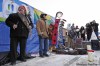 KEN GIGLIOTTI / WINNIPEG FREE PRESS
Peguis Chief Glenn Hudson (left), elders Garry McCorrister with staff and Floyd Sutherland greet Peguis torchbearers Kiinnan Stevenson-French and Kyle Prince as they are escorted by fellow First Nations community members Wednesday afternoon.