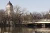 BORIS MINKEVICH / WINNIPEG FREE PRESS
Some homes along the Assiniboine River will need to put up sandbag dikes. The rising river is seen here against the Osborne Street bridge.