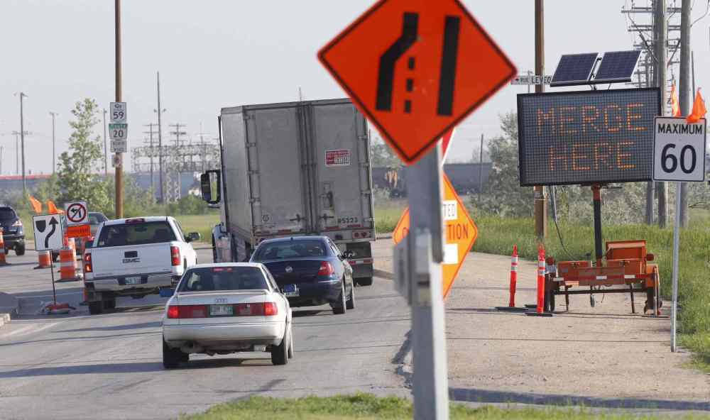 WAYNE GLOWACKI / WINNIPEG FREE PRESS
The zipper-merge trial started Wednesday morning for road construction in the northbound lanes of Lagimodiere Boulevard.