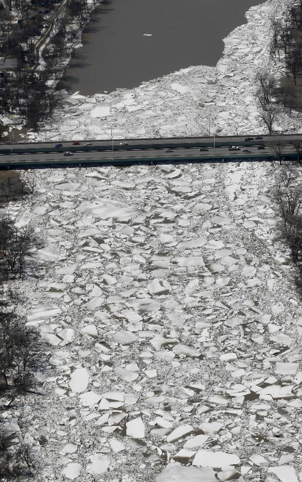 Joe Bryksa / Winnipeg Free Press
The Fort Garry bridge on Bishop Grandin Boulevard is clogged with ice on the Red River on Thursday.