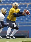 JOE.BRYKSA@FREEPRESS.MB.CA
Winnipeg Blue Bombers quarterback Michael Bishop, right, takes a snap and prepares to handoff to teammate Fred Reid during drills Tuesday.