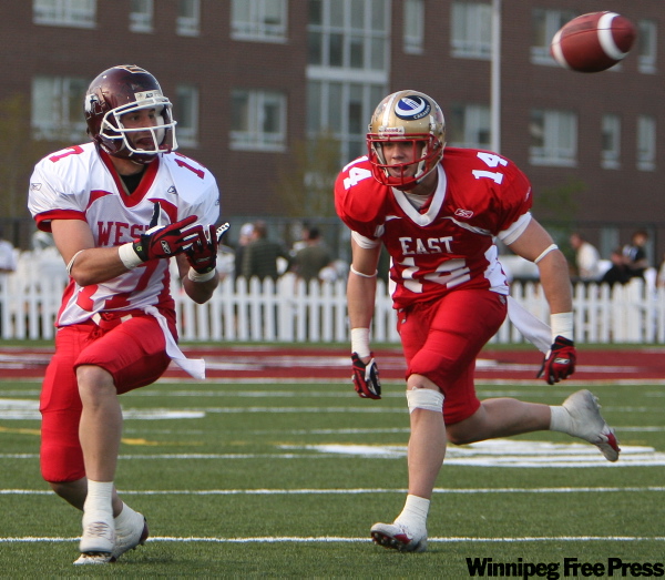 Glenn Lowson / Canwest News Service
Simon Blaszczak (#17) takes a pass during the East-West Bowl last May.