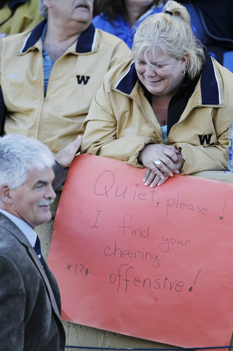 TREVOR HAGAN / WINNIPEG FREE PRESS
Winnipeg Blue Bombers president, Jim Bell, chats on the sidelines with Vera Neufeld, a 30-year season ticket holder about recent policy changes regarding noise makers, during the first half of the Bombers' game versus Hamilton Wednesday.