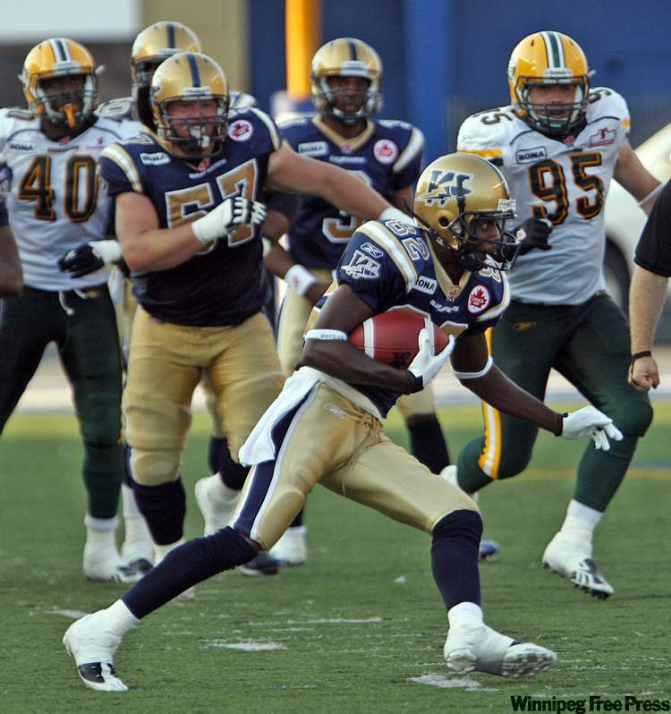 KEN GIGLIOTTI / WINNIPEG FREE PRESS
Terrence Edwards makes the catch and runs for yardage.