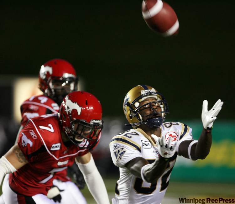 Calgary Herald / Postmedia
Winnipeg Blue Bombers Terrence Edwards outpaced Calgary Stampeders defender Eric Fraser, but couldn't catch the ball in the second half of CFL action in Calgary. Two plays later he scored a touchdown.