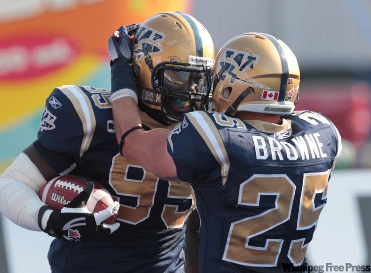 JOE.BRYKSA@FREEPRESS.MB.CA
Winnipeg Blue Bomber Moton Hopkins, left, is congratulated by teammate Brady Browne after running the ball in after it was stripped from Edmonton Eskimos Rick Ray during first quarter CFL action at Canad Inns Stadium in Winnipeg Saturday afternoon.