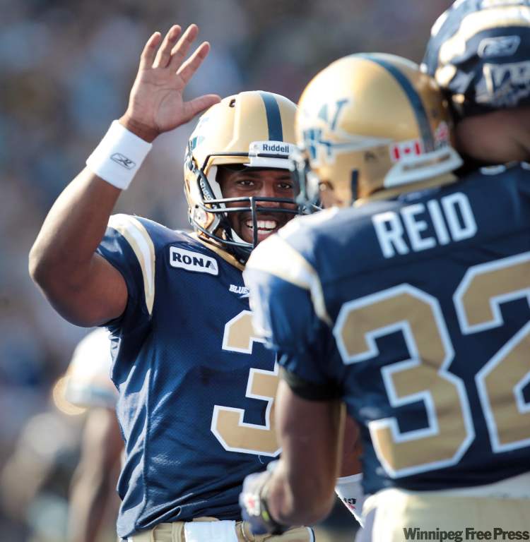 JOE.BRYKSA@FREEPRESS.MB.CA
Winnipeg Blue Bomber quarterback Steven Jyles congratulates teammate Fred Reid on a first quarter touchdown during action Saturday at Canad Inns Stadium.