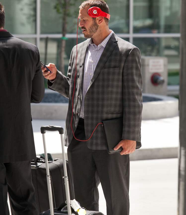 Melissa Tait / Winnipeg Free Press
Bombers quarterback Buck Pierce, who left Friday's game against the BC Lions with an apparent knee injury, arrived at the Winnipeg airport from Vancouver Saturday afternoon with a limp, but wasn't using a cane. Pierce said he was