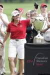 JOHN WOODS / THE CANADIAN PRESS
Lorie Kane receives the Sandra Post award for being the top Canadian. She shot five-under par and finished 11th.