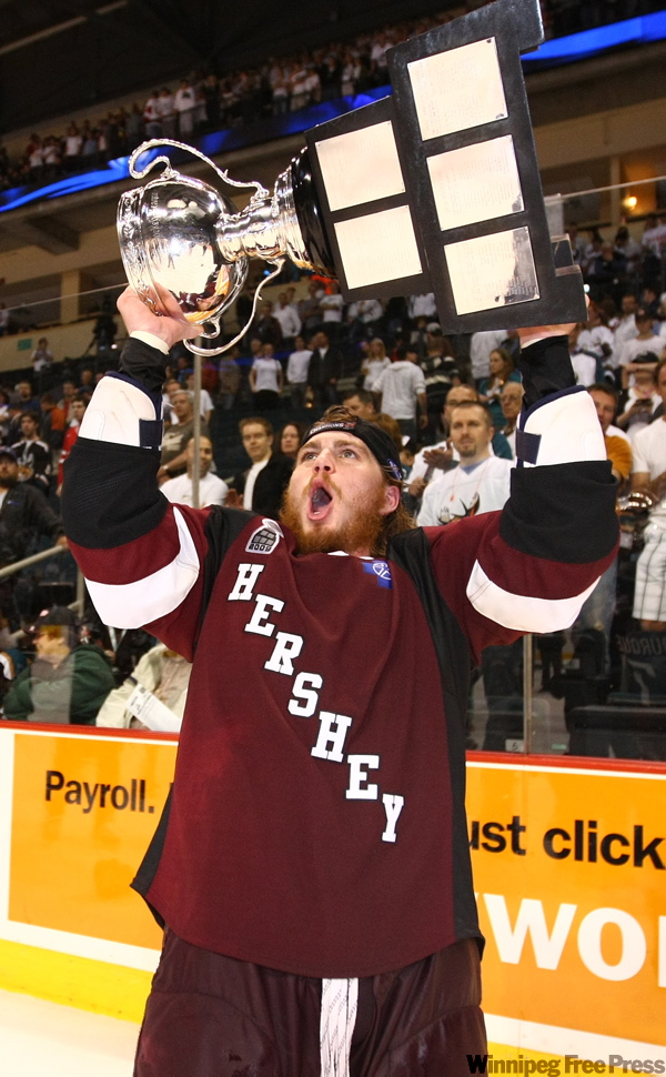 TREVOR.HAGAN @FREEPRESS.MB.CA
Hershey Bears Chris Bourque hoists the Calder Cup at the MTS Center.