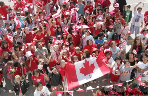 WAYNE.GLOWACKI@FREEPRESS.MB.CA
On the last day of school this morning, students and staff at Kent Road School celebrated Canada's birthday with a parade around the neighbourhood while waving flags.