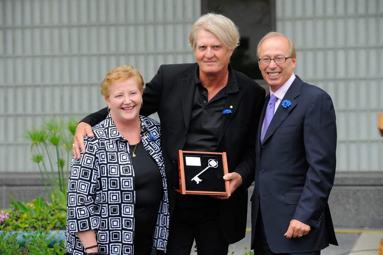 COLE BREILAND / WINNIPEG FREE PRESS
Tom Cochrane accepted a key to the city of Winnipeg today from Mayor Sam Katz and ALS Society of Manitoba executive director Diana Rasmussen.