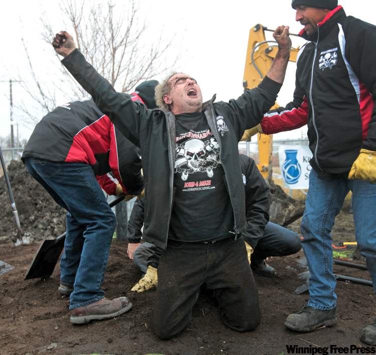 JOE.BRYKSA@FREEPRESS.MB.CA
Winnipeg escape artist Dean Gunnarson escapes from his underground grave after being buried alive for 48 hours at the Golf Dome in Winnipeg on Halloween.