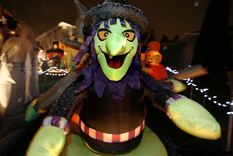 John Woods / Winnipeg Free Press
Get the scoop on the scariest stuff in the 'Peg, such as this witch, who resides on Autumnwood drive.