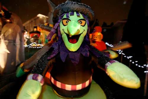 John Woods / Winnipeg Free Press
Get the scoop on the scariest stuff in the 'Peg, such as this witch, who resides on Autumnwood drive.