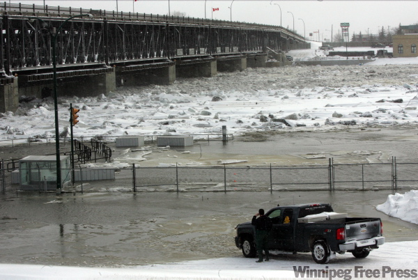 WAYNE GLOWACKI / WINNIPEG FREE PRESS
On Thursday morning, the ice jam on the Red River extended from the St. Andrews Lock and Dam at Lockport north towards Selkirk.