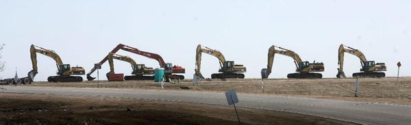 MIKE DEAL / WINNIPEG FREE PRESS
Ice-breaking machines sit idle Friday afternoon after one went into the floodway close to the St. Mary's Bridge. The machine's operator was unharmed, but the ice-breaking operation was shut down until further notice at that location.
