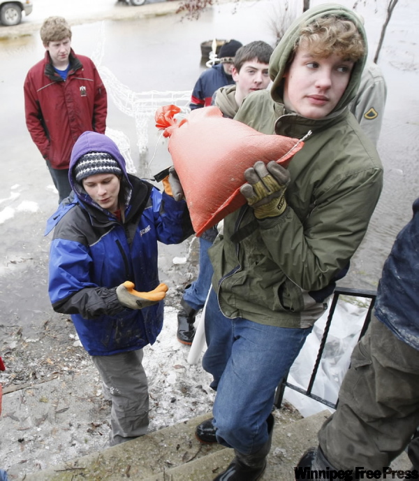 JOE BRYKSA / WINNIPEG FREE PRESS
Landmark, high school student Jessie Wiebe helps with sandbagging.