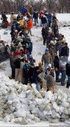 JOE BRYKSA / WINNIPEG FREE PRESS
An army of sandbaggers in the Oak Grove neighborhood raise a dike Friday morning.