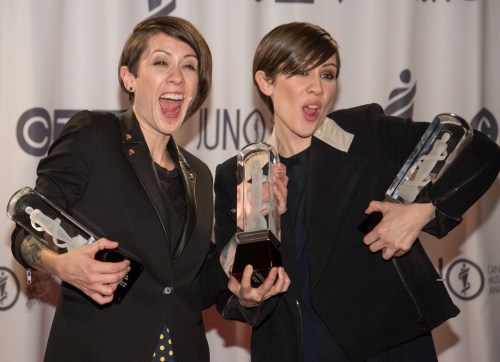CRYSTAL SCHICK / WINNIPEG FREE PRESS
Identical-twin-sister act Tegan and Sara share a laugh after winning three Juno Awards — for single, pop album and group of the year — at the MTS Centre on Sunday.