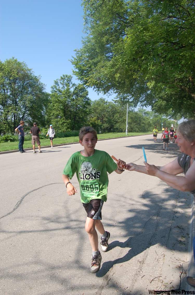 Kathryn McBurney / winnipeg free press
A young runner is given a popsicle on Lyndale Drive during today's Manitoba Marathon.