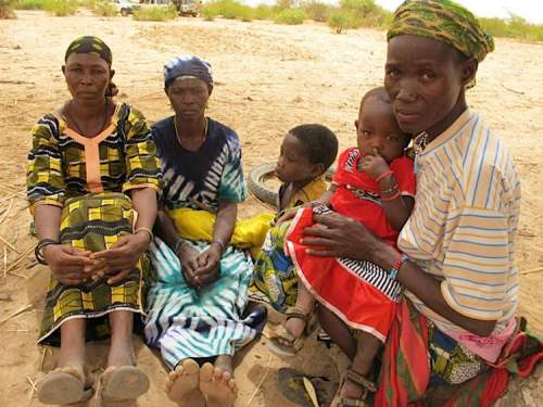 BARTLEY KIVES / WINNIPEG FREE PRESS
Yapoa Lale (right, with daughter Martine) in the village of Tamfanou, Niger, seen with (from left) Marie Unalile and Marie Boyema.