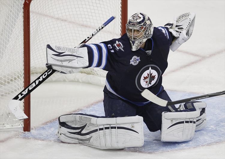 TREVOR HAGAN / WINNIPEG FREE PRESS Archives
Ondrej Pavelec will be back in net against the Carolina Hurricanes Saturday at the MTS Centre.