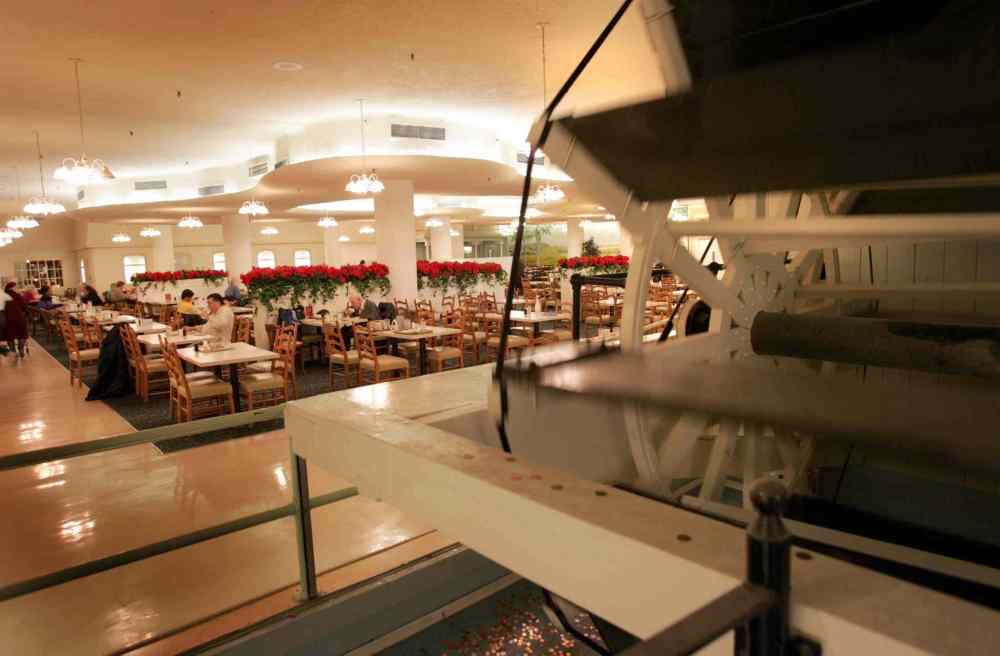 The Paddlewheel Restaurant in the Bay's downtown store is seen decorated for the holidays in November 2004. (Wayne Glowacki / Winnipeg Free Press files)