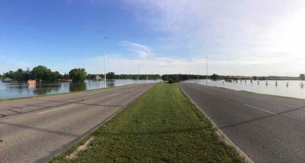 Grant Hamilton / Brandon Sun
Water is up and over both sides of First Street North. The city has closed the street between Kirkcaldy Drive and Pacific Avenue.