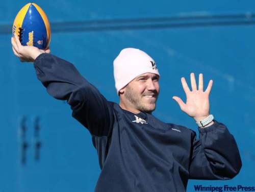 JOE.BRYKSA@FREEPRESS.MB.CA
Injured Bombers QB Buck Pierce tosses around a toy football at practice Thursday morning at Canad Inns Stadium in Winnipeg.