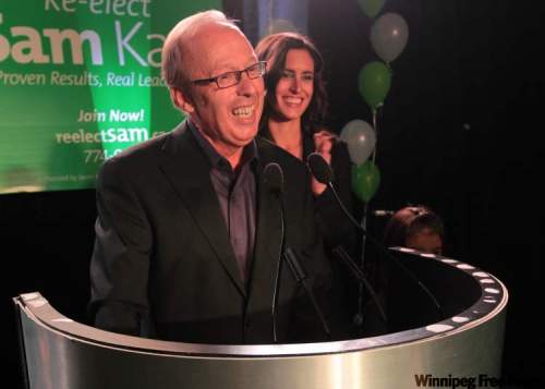 JOE.BRYKSA@FREEPRESS.MB.CA
Sam Katz with girlfriend Leah Pasuta is congratulated on his win at the Radisson Hotel.
