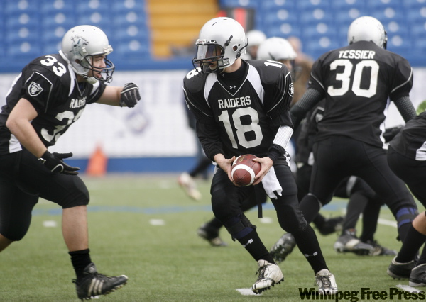 RUTH.BONNEVILLE@FREEPRESS.MB.CA
Eastman Raiders quarterback Kelly Sansregret has helped his team to first place in the Manitoba Midget Football league for the first time in it's 19-year history.