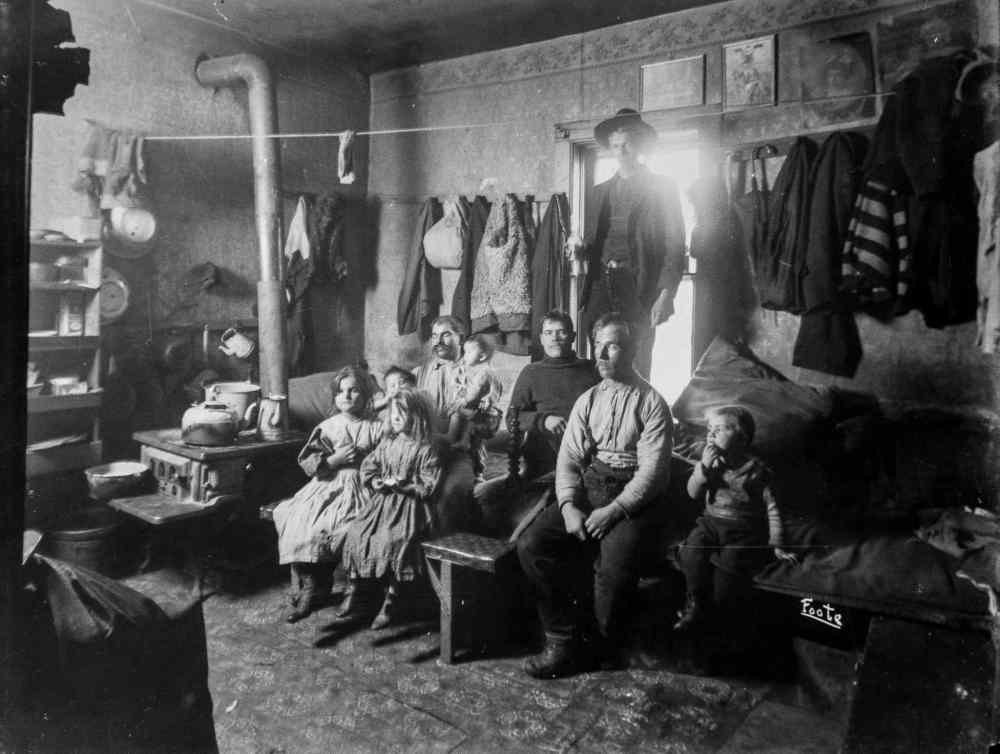 Archives of Manitoba
Interior of slum home, 1915.