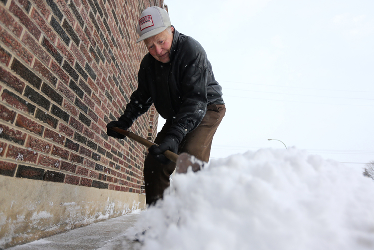Crews will go ‘around the clock’ to clear snow Winnipeg Free Press
