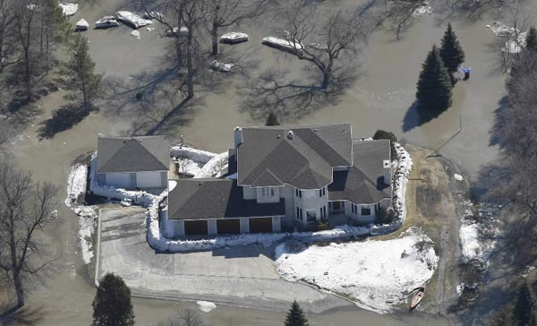 Joe Bryksa / Winnipeg Free Press
A sandbagged home in St Andrews, with flood waters and ice approaching from the Red River.