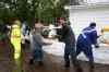 Tim Smith / Brandon Sun
Volunteers help build a sandbag dike around a home in Reston on Sunday.