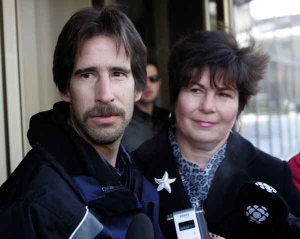 WAYNE GLOWACKI / WINNIPEG FREE PRESS
Kyle Unger and his mother, Treva Unger, speak to reporters outside the Law Courts in Winnipeg Wednesday, the day his conviction for first-degree murder in the 1990 death of Brigitte Grenier was quashed.