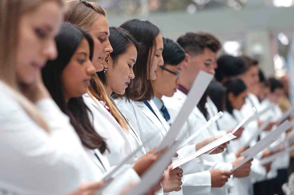 WAYNE GLOWACKI / WINNIPEG FREE PRESS FILES
Medical students read the Hippocratic Oath at the White Coat Ceremony at the University of Manitoba.