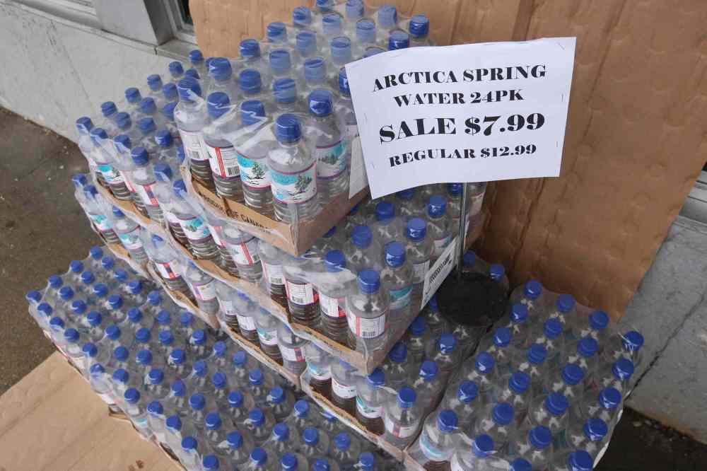 JOE BRYKSA / WINNIPEG FREE PRESS
Foodfare owner Husni Zeid is selling water on his sidewalk in front of his store on Portage Avenue. With the boil water advisory by the City Of Winnipeg, finding bottled water for sale has become a challenge