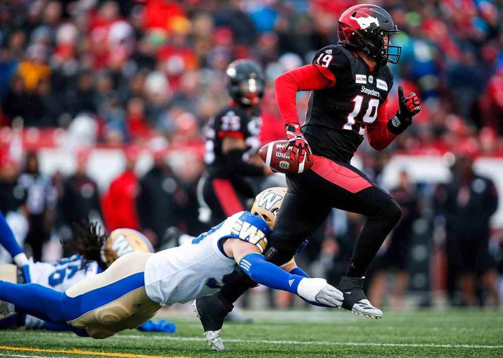 JEFF MCINTOSH / THE CANADIAN PRESS
Winnipeg Blue Bombers' Craig Roh, left, sacks Calgary Stampeders quarterback Bo Levi Mitchell, during first half CFL West final football action in Calgary, Sunday, Nov. 18, 2018.