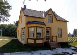 Nellie McClung boarded in this yellow house. (Boris Minkevich / Winnipeg Free Press)
